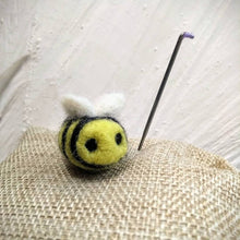 Load image into Gallery viewer, Needle Felt A Bee Mini Craft Kit.
